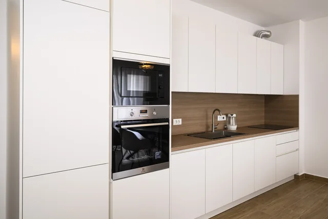 Fully equipped kitchen with oven and appliances