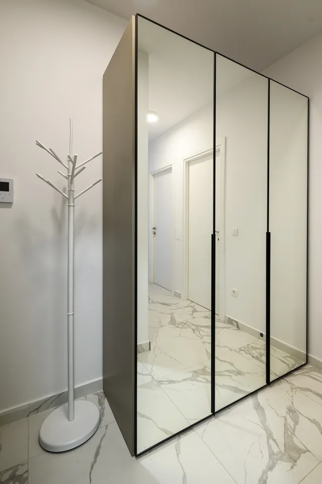Mirrored wardrobes in the entrance hall