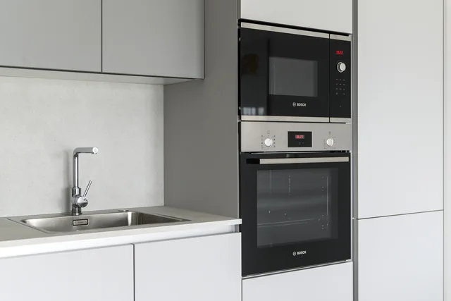 Kitchen sink and built-in oven