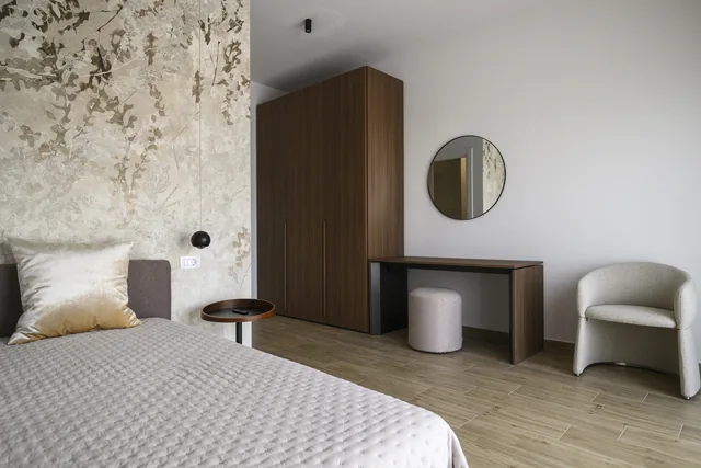 Third bedroom with a dressing table and round mirror