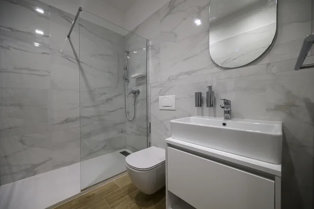 Bathroom with a round mirror and washbasin cabinet