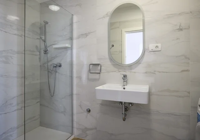 Additional bathroom with a shower, washbasin and toilet